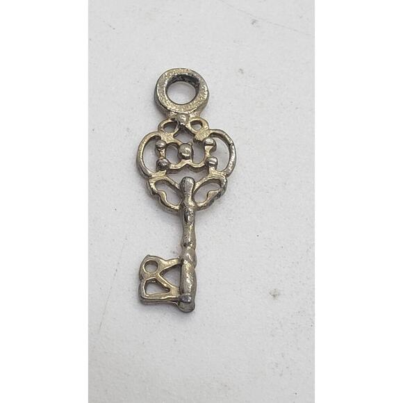 Vtg Charm Pendant Ornate Skeleton Key Filigree Gold Wash New Home Key to Life - Picture 2 of 3